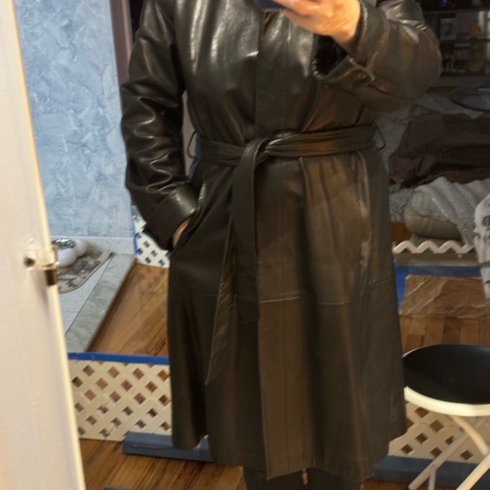 Woman genuine leather coat black color . Size L/XL.Banana Republic brand.